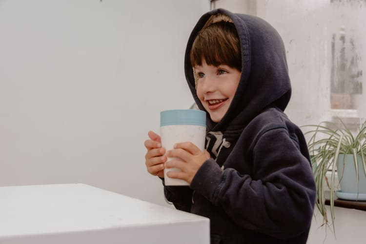 Circular Cup 8oz Cream & Faraway Blue detail 7