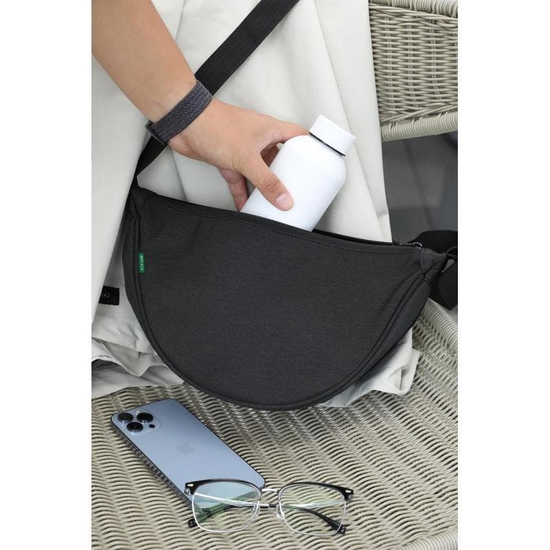 MOURA - GRS Recycled Half Moon Sling Bag - Black detail 5