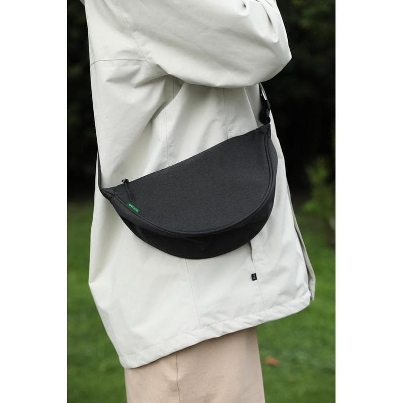 MOURA - GRS Recycled Half Moon Sling Bag - Black detail 6