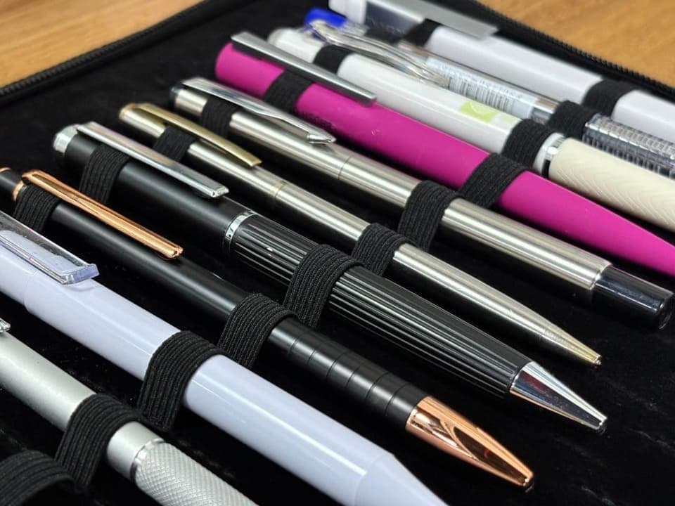 PEN HOLDER Booklet - Black detail 4